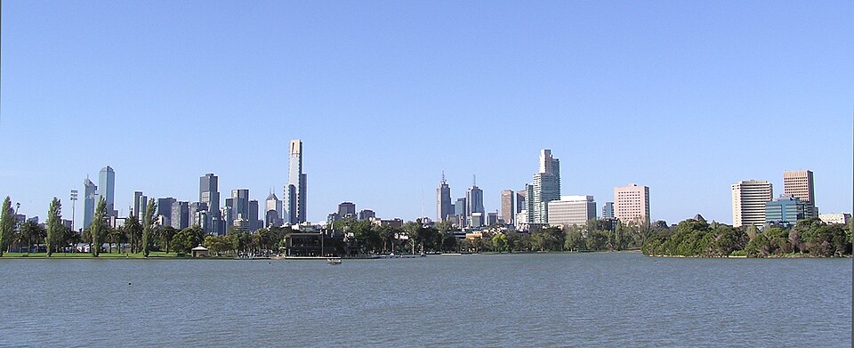 Albert Park Lake — skyline loop views