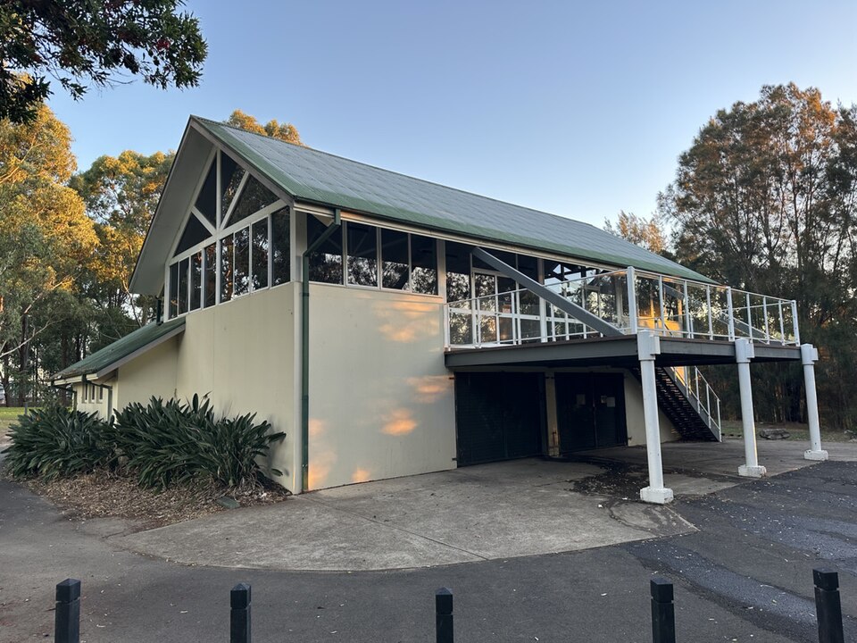 Chipping Norton Lakes — boatshed and water