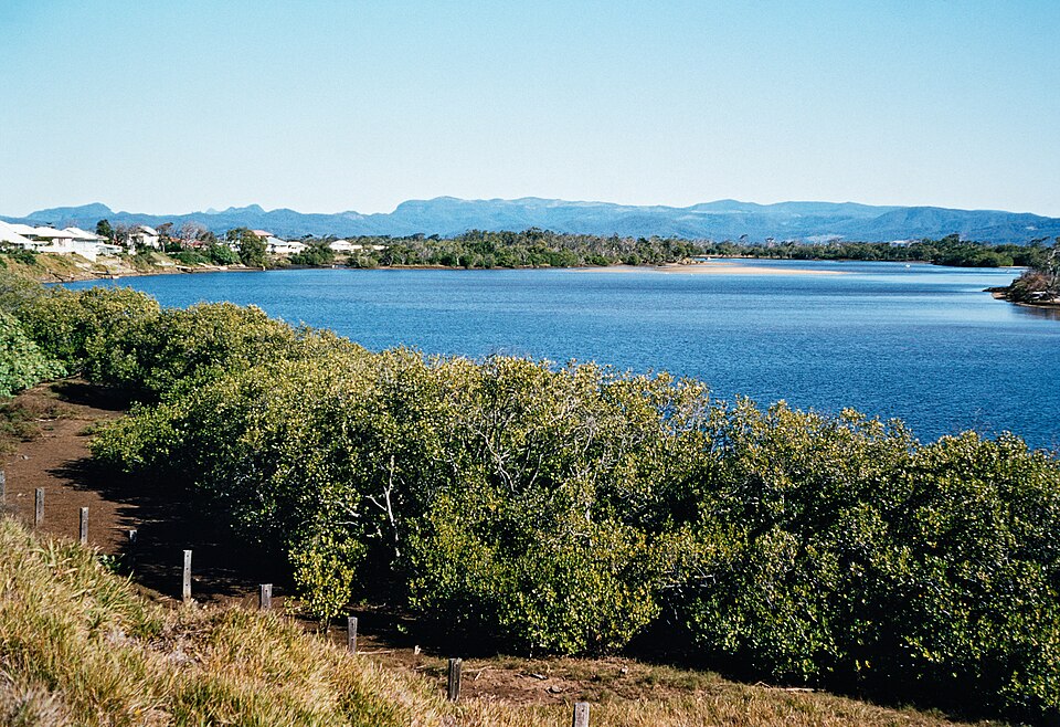 Lakelands-style walking path — waterside reserve