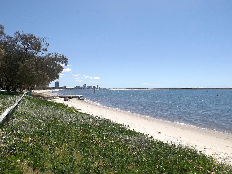 Gold Coast river walk — Broadwater-style foreshore path
