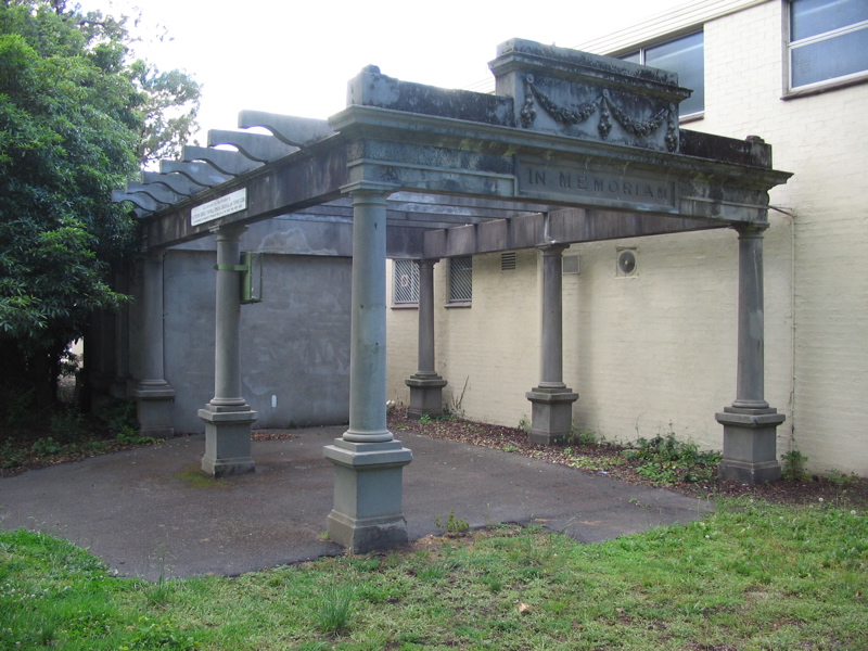 Edinburgh Gardens — memorial and lawns