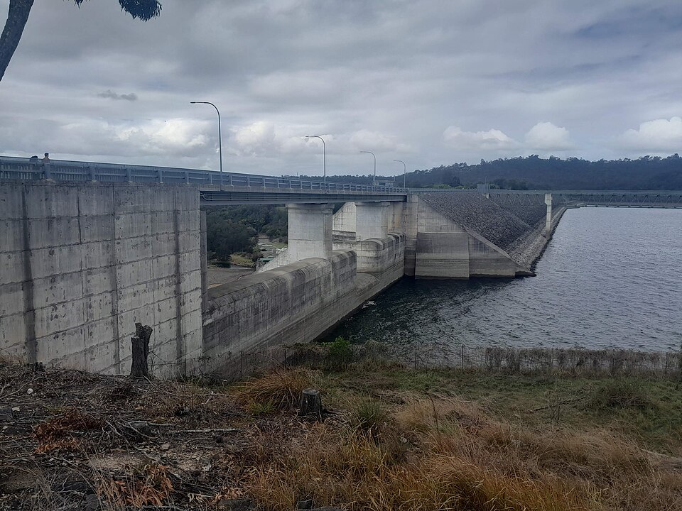 Carrara-area lake walk stand-in — dam parkland