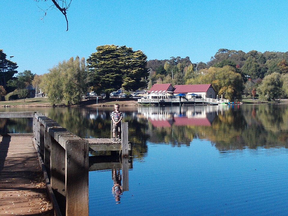 Daylesford Lake — waterside path surrounds