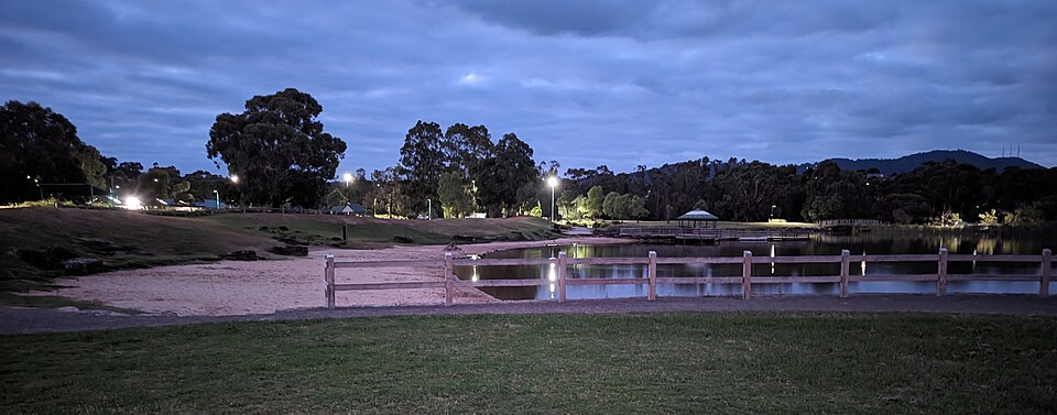 Lilydale Lake — lakeside paths