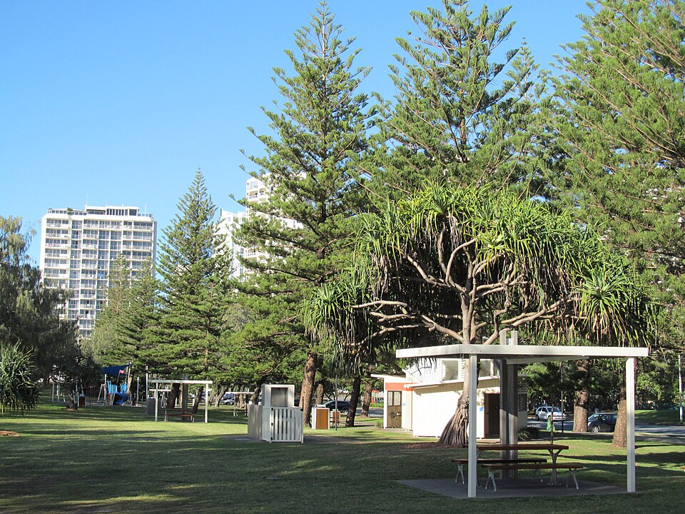Main Beach — foreshore facilities and walk
