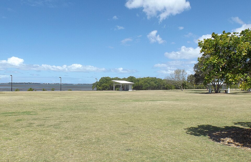 Lota foreshore reserve — nearby bay beach