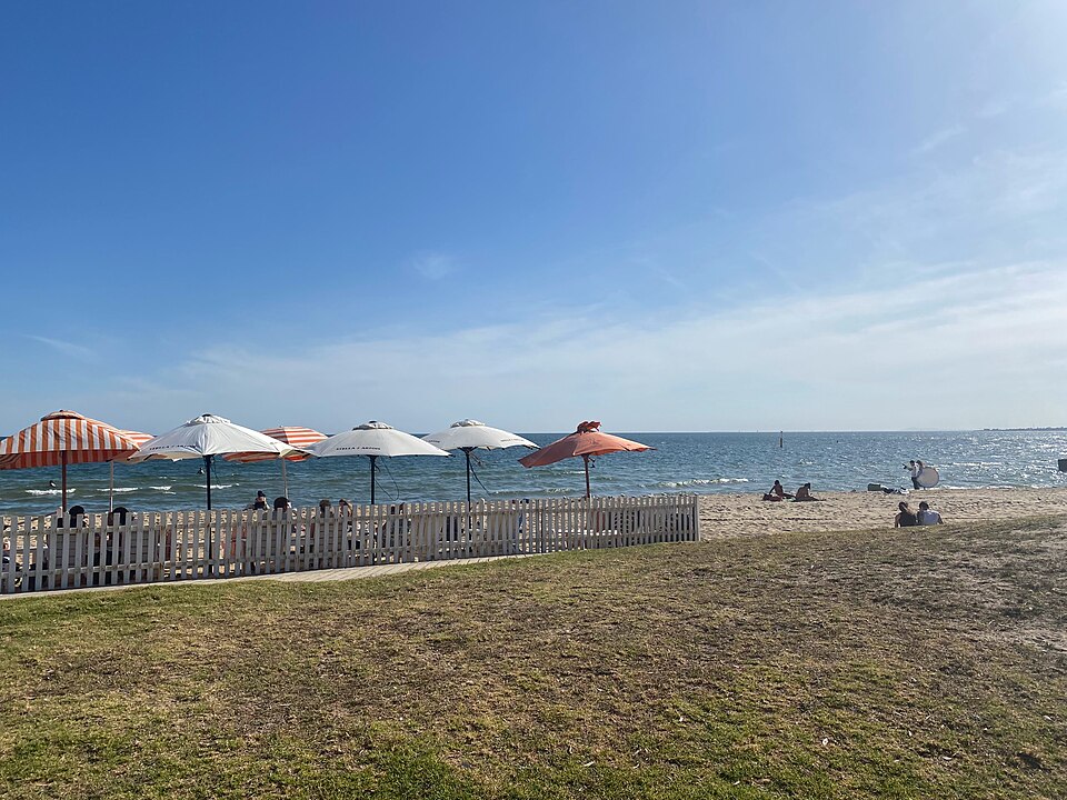 Port Melbourne dog beach — beach and surrounds